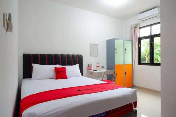 Στη φωτογραφία φαίνεται το αντικείμενο RedDoorz Syariah near Universitas Jenderal Soedirman 2 που βρίσκεται στην πόλη Purwokerto.