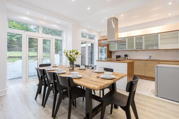 Pillo Rooms - Spacious 4 Bedroom Detached House close to Heaton Park, Manchester