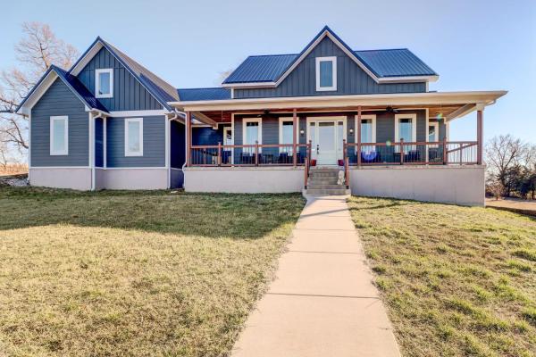 På billedet ses objektet Spacious Farmhouse Near Hikes and Waterfalls beliggende i byen Harrison.
