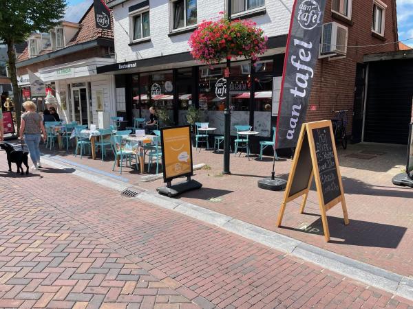 The photo shows the Restaurant Hostel Aan Tafel located in the city of Lunteren.