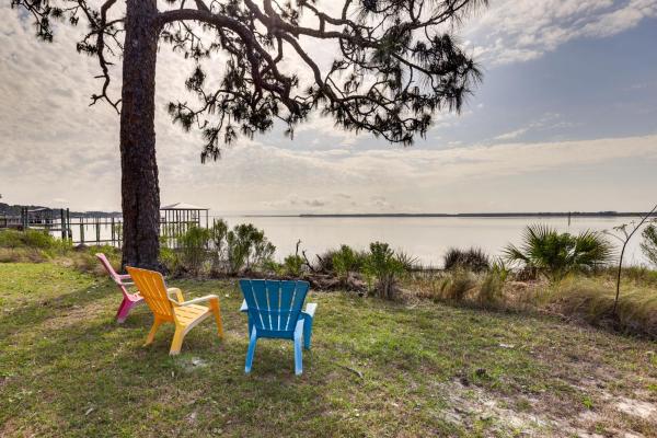 A la foto es mostra l'objecte Waterfront Ochlockonee Bay Cottage with Views! situat a la ciutat de Panacea.