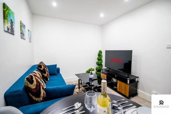 Foto 6: WEEKLY & MONTHLY STAY - Beautiful 2 Bed House with FREE Parking - Relocation, Business & Group - 5 Guests - By Den Accommodation Short Lets & Serviced Accommodation, Woolwich