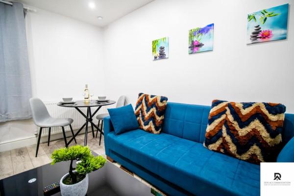 Foto 3: WEEKLY & MONTHLY STAY - Beautiful 2 Bed House with FREE Parking - Relocation, Business & Group - 5 Guests - By Den Accommodation Short Lets & Serviced Accommodation, Woolwich