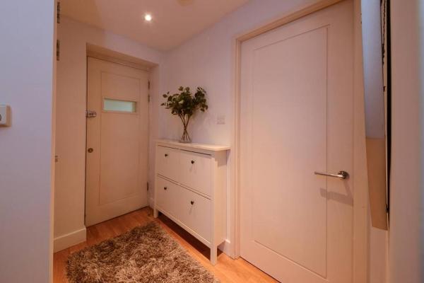 Fotografie 8: MR2 - Charming 1 Bed Apartment, Munster Village - by Short Stories London