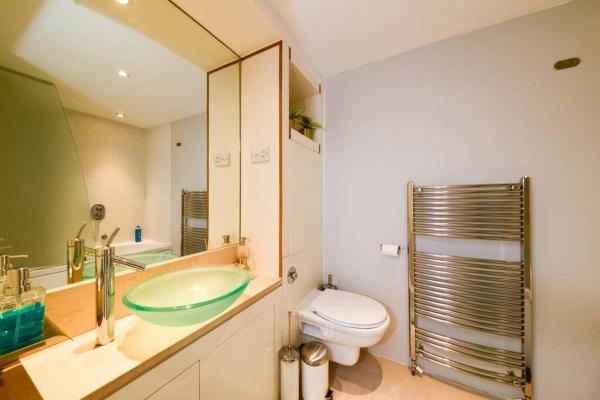 Fotografie 9: MR2 - Charming 1 Bed Apartment, Munster Village - by Short Stories London