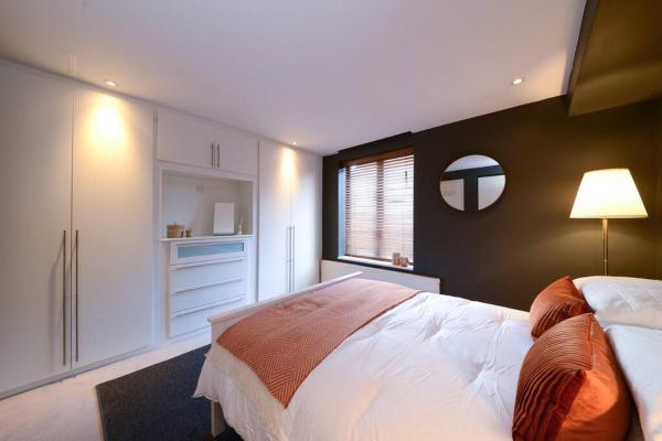 Fotografie 2: MR2 - Charming 1 Bed Apartment, Munster Village - by Short Stories London