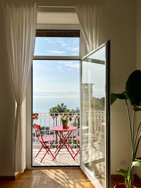A la foto es mostra l'objecte Casa Posillipo situat a la ciutat de Nàpols.