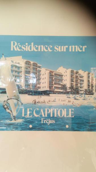 A la foto es mostra l'objecte Le capitole situat a la ciutat de Fréjus.