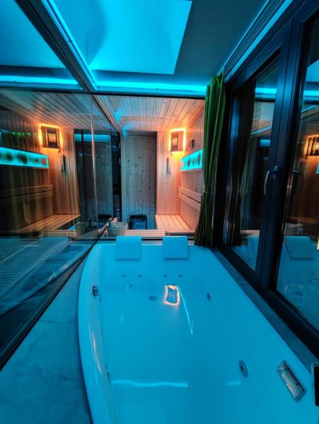 Smart Luxury Penthouse Suites - Private Sauna, Hot-Tub, Home Cinema at the best Location in Skopje, Скопье