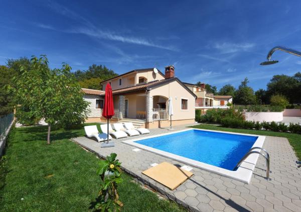 Na fotografii je vidět objekt Family friendly house with a swimming pool Mofardini, Central Istria - Sredisnja Istra - 20586 nacházející se ve městě Mofardini.