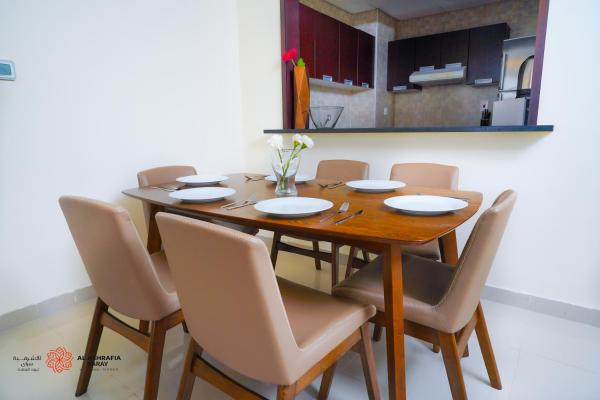 Na fotografii je vidět objekt Alashrafia Saray, Lovely 2 BR apartment in Sport city nacházející se ve městě Dubaj.