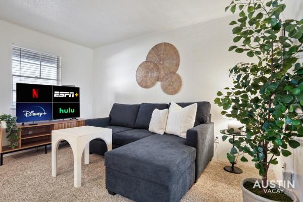 A la foto es mostra l'objecte Airy King Bedroom and Comfortable Living Space by UT situat a la ciutat de Austin.