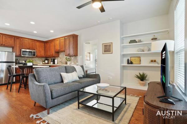 A la foto es mostra l'objecte Beautiful King Accommodations, Luxury Linen, and Washer and Dryer situat a la ciutat de Austin.