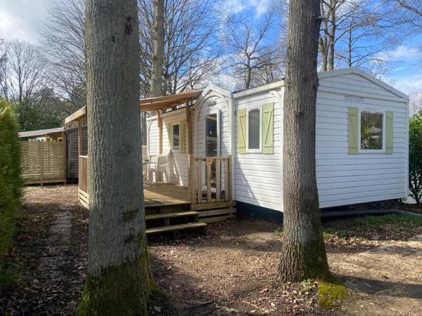 A la foto es mostra l'objecte mobil-home au Parc des roches situat a la ciutat de Sermaise.