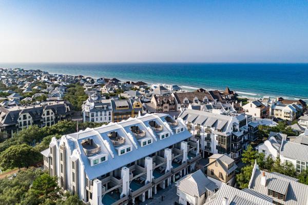 Zdjęcie 3: Private Pool, Gulf Views & Luxurious Features Throughout this Lovely Residence condo