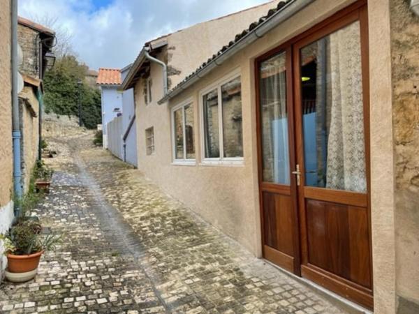 A la foto es mostra l'objecte appartement Loft-atelier à Vivonne situat a la ciutat de Marçay.