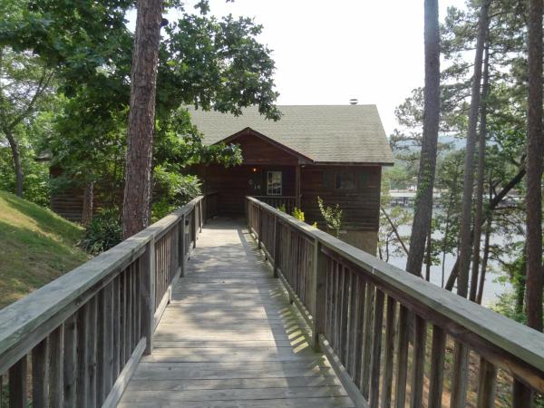 Bilde 6: C14 - Two bedroom, two bath, log-sided, luxury Harbor North cottage overlooking Lake Ouachita