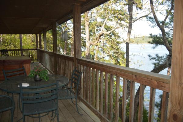 Bilde 7: C14 - Two bedroom, two bath, log-sided, luxury Harbor North cottage overlooking Lake Ouachita