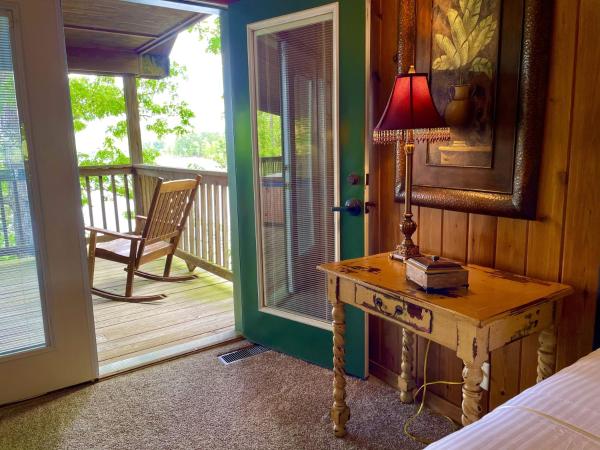 Bild 7: C17 - Lake view three bedroom, three bath log-sided cottage with private hot tub overlooking Lake Ouachita