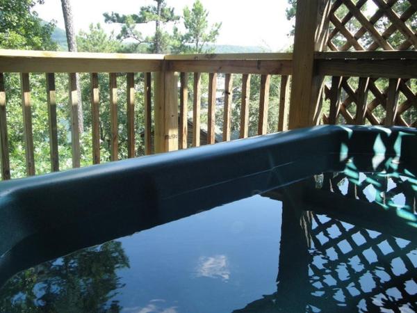 En la foto se muestra el objeto C9, Two bedroom, two bath, log-sided, lake view cottage with hot tub cottage ubicado en la ciudad de Mount Ida.