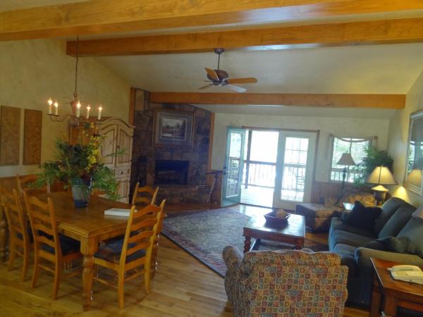 Billede 5: C16, Two bedroom, two bath, log-sided Harbor North luxury cottage with hot tub overlooking Lake Ouachita