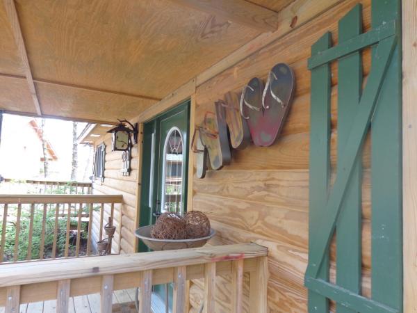 写真にはMount Ida市にあるC23, Two bedroom, two bath log-sided, luxury Harbor North cottage with hot tub cottageが写っています。
