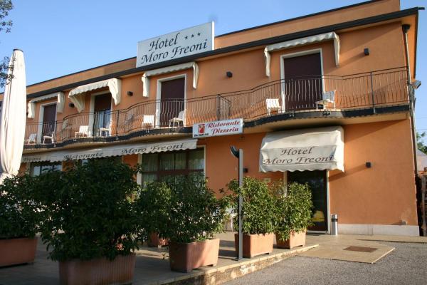 A la foto es mostra l'objecte Hotel Moro Freoni situat a la ciutat de Settimo.