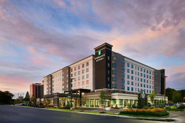 The photo shows the Embassy Suites By Hilton Atlanta Airport North located in the city of Atlanta.