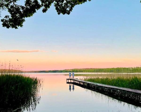 Na zdjęciu widoczny jest obiekt Siedlisko Dziki Gil na Mazurach z prywatną plażą i SPA! położony w mieście Ruś.