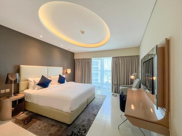 Na fotografii je vidět objekt Luton Vacation Homes - Damac Paramount 2BR High Floor, Business Bay, Dubai 61AB06 nacházející se ve městě Dubaj.