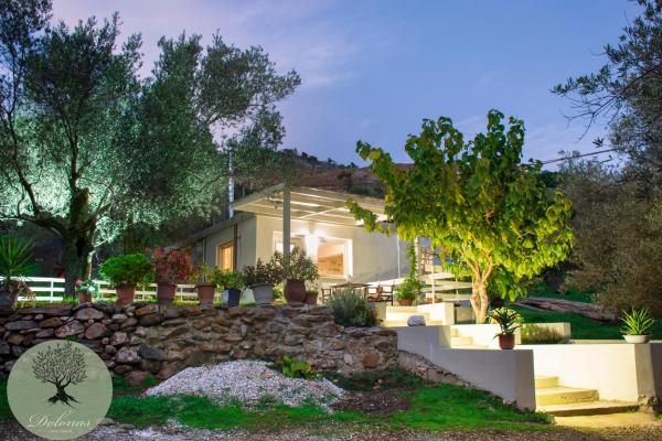 写真にはAliyoí市にあるDOLONAS Cosy Houseが写っています。