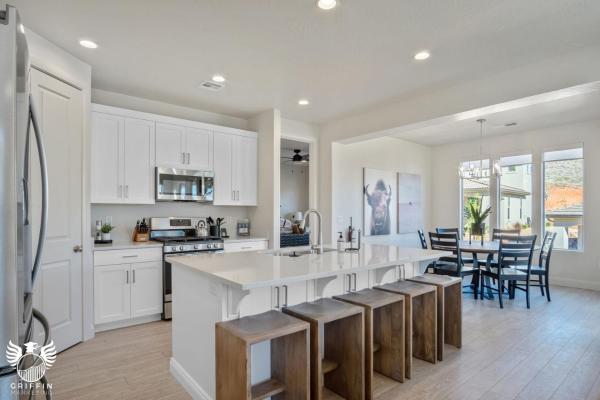 A la foto es mostra l'objecte Paseos Large Home Access to Pickleball Sleeps 20 situat a la ciutat de Washington.