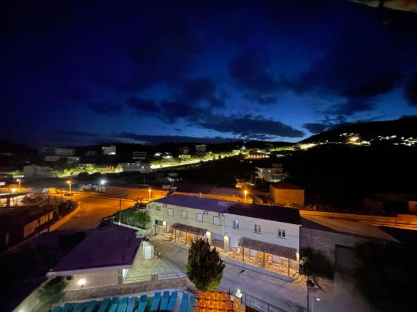 A la foto es mostra l'objecte Jona Rooms situat a la ciutat de Himare.