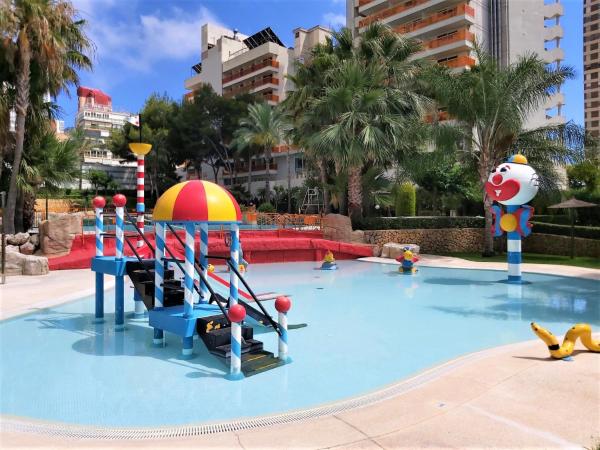 A la foto es mostra l'objecte Gemelos 22-3-6 situat a la ciutat de Benidorm.