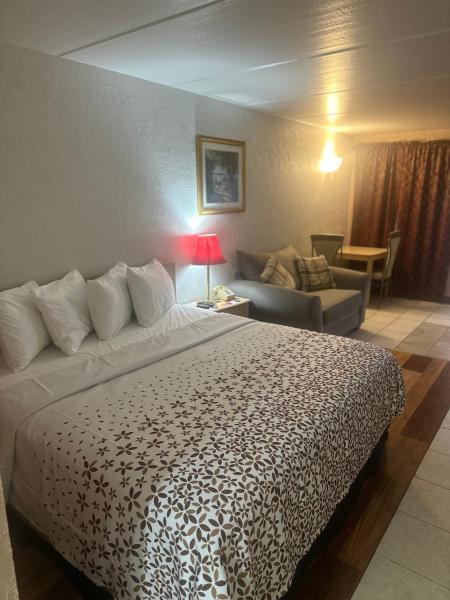 A la foto es mostra l'objecte THE FLORIDIAN INN situat a la ciutat de Clearwater.
