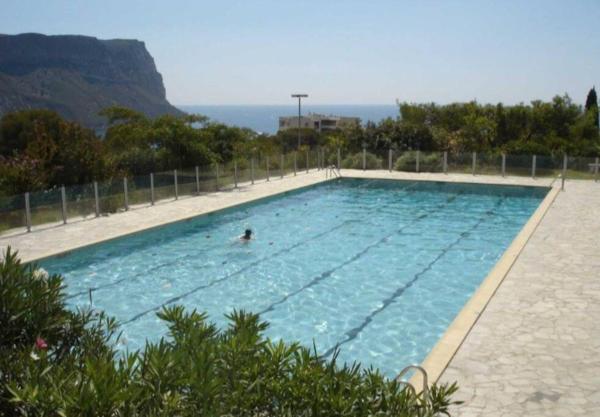 Na fotografii je vidět objekt Superbe appartement piscine, tennis, vue mer et décoré avec goût nacházející se ve městě Cassis.