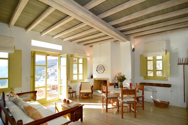 Na foto é possível ver o objeto Cycladic Fos - Entire SeaView 2BR Villa by TinosHost localizado na cidade de Triandáros.