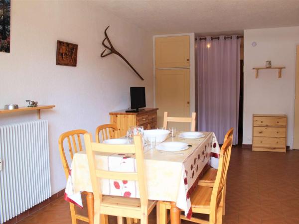 Na fotografii je vidět objekt Studio avec coin montagne, balcon sud, 4 couchages, proche pistes et commerces à Vars Les Claux - FR-1-330B-209 nacházející se ve městě Vars.
