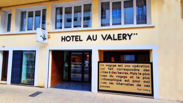 Na fotografii je vidět objekt Hôtel Au Valéry nacházející se ve městě Sète.