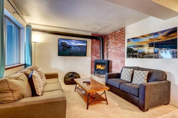 A la foto es mostra l'objecte Spacious Lakeview Heavenly Mountain Escape! situat a la ciutat de Stateline.