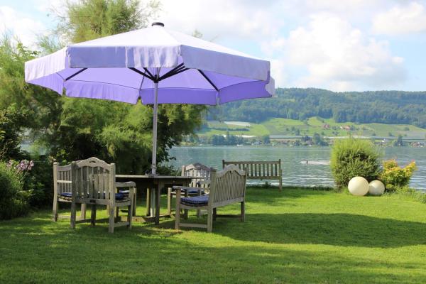 På billedet ses objektet Gästehaus Stöhr - Ihre Ferienwohnungen mit großem Garten und direktem Seezugang beliggende i byen Öhningen.