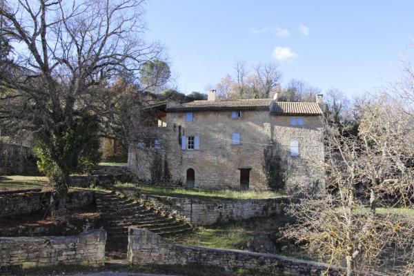 A la foto es mostra l'objecte Les Grottes situat a la ciutat de Buoux.