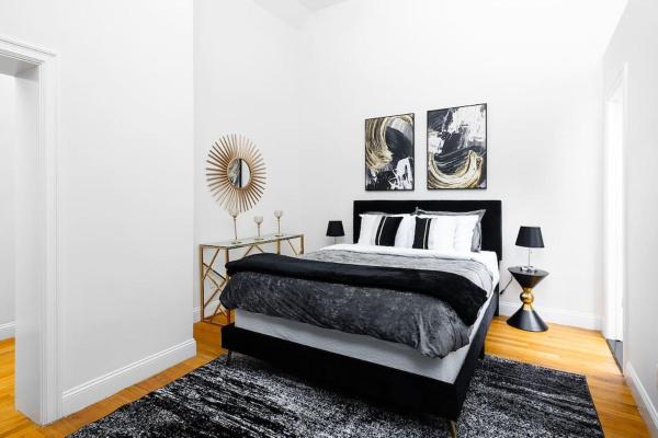 Auf dem Foto ist das Objekt Spacious studio in Brooklyn Heights in der Stadt Brooklyn zu sehen.