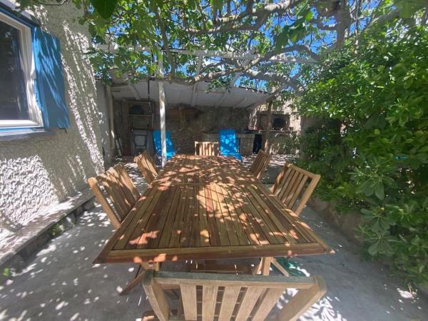 A la foto es mostra l'objecte A l'ombre du figuier ! Maisonnette jardin / parking / proche mer situat a la ciutat de Frontignan.