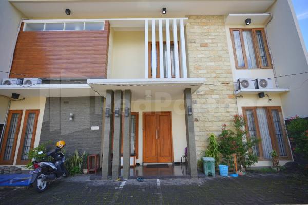 Na zdjęciu widoczny jest obiekt One & Quin Guest House Syariah Mitra RedDoorz położony w mieście Jenggrik.