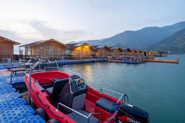 På billedet ses objektet Le ROI Floating Huts & Eco Rooms Tehri beliggende i byen Partābnagar.