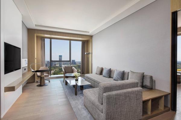 Guest room, 1 Bedroom Suite, 1 King，High floor，Lake view — 80 m² - Courtyard by Marriott Chengdu South