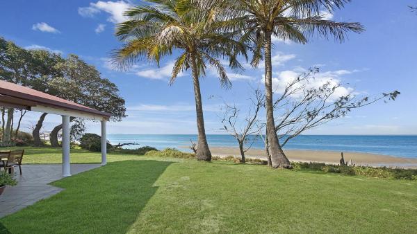 Auf dem Foto ist das Objekt Sea Cottage - Beachside Paradise in der Stadt Beachmere zu sehen.