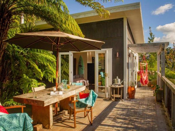 A la foto es mostra l'objecte Hosts on the Coast - Tairua Treehouse situat a la ciutat de Tairua.