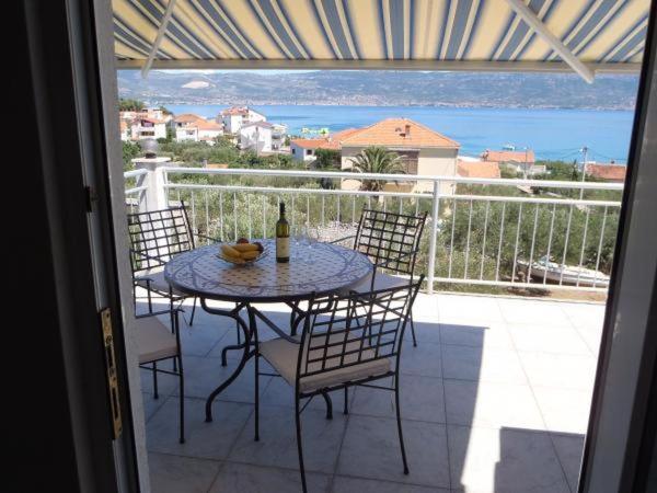 A la foto es mostra l'objecte Apartment in Slatine with sea view, terrace, air conditioning, WiFi 5147-1 situat a la ciutat de Slatine.